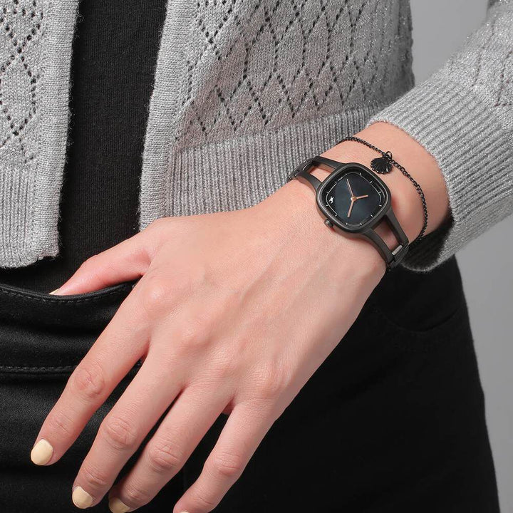 Fastrack Pulse Quartz Analog Mother Of Pearl Dial Metal Strap Watch for Girls 6147NM04F