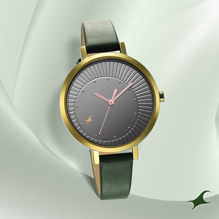 Fastrack Style Up Black Dial Leather Strap Watch for Girls NS6230QL01