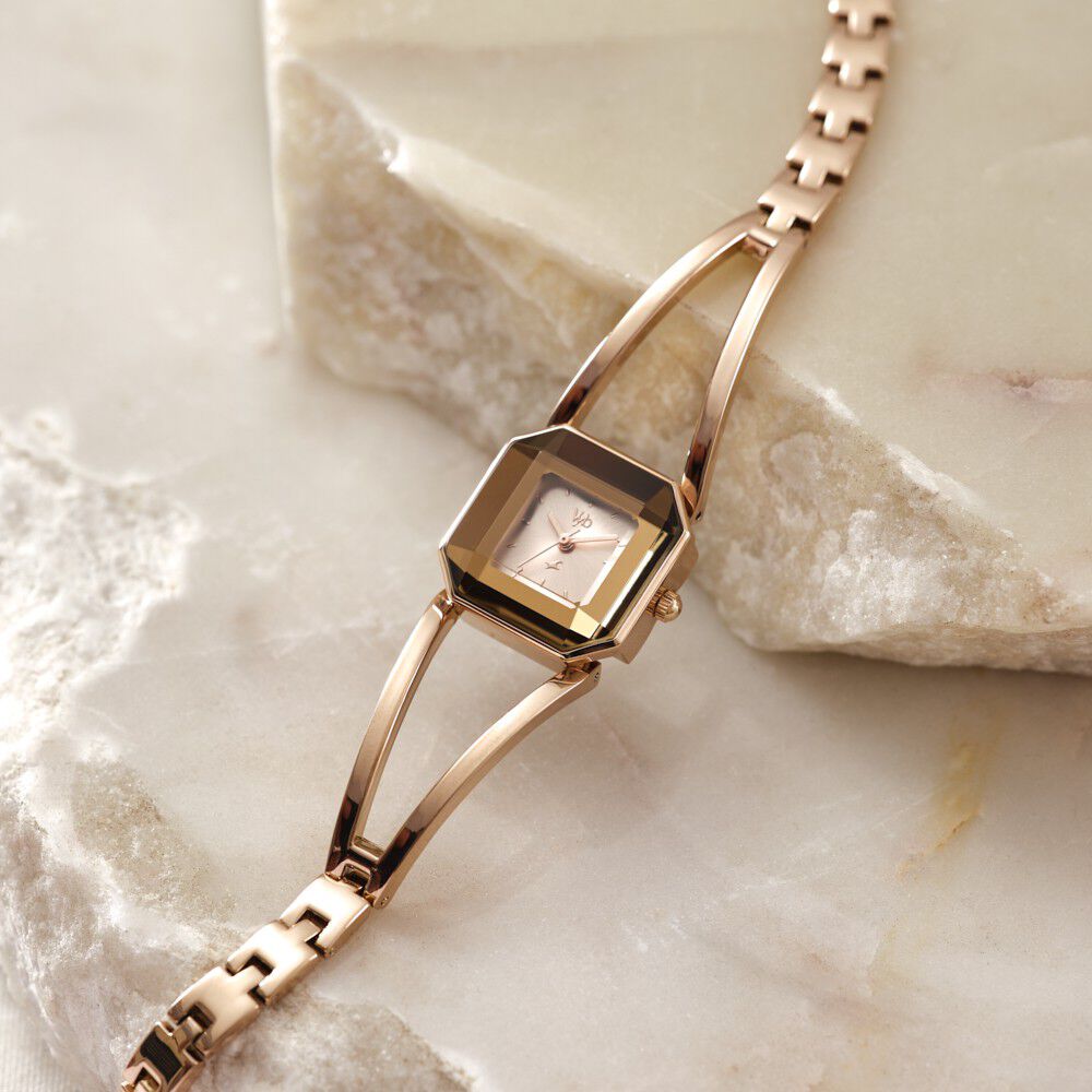 Fastrack Vyb Striker Quartz Analog Rose Gold Dial Rose Gold Metal Strap Watch For Girls FV60045WM01W