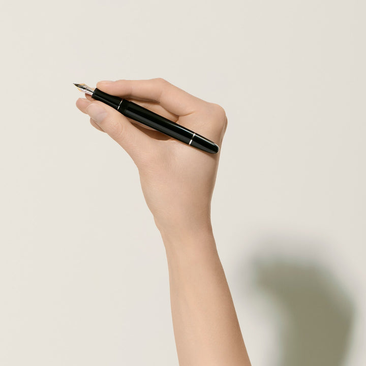 Montblanc Meisterstück Classique Fountain Pen MB132469