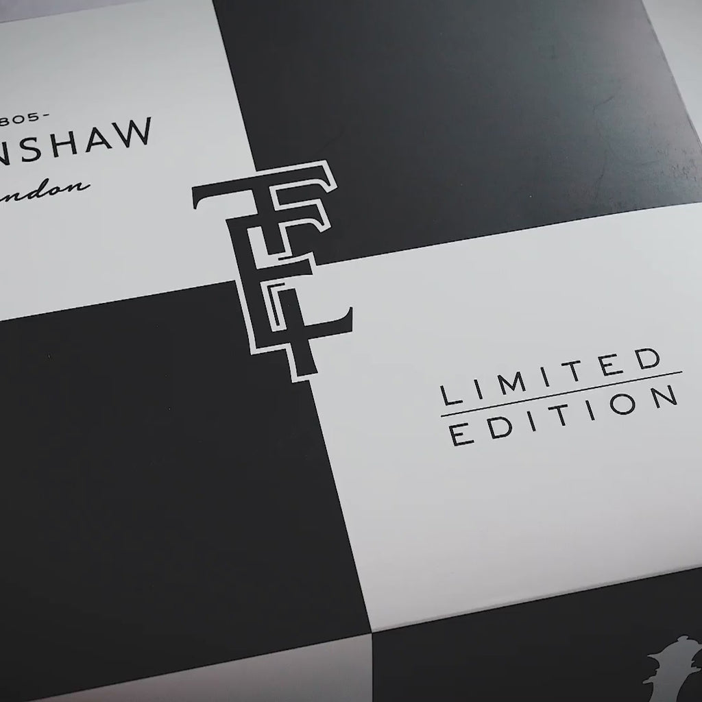 Earnshaw Staunton Chess Set Automatic King Blue